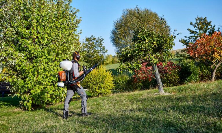 Motoros háti permetező gépek használatát előzetesen be kell jelenteni a szomszédos kertek tulajdonosainak
